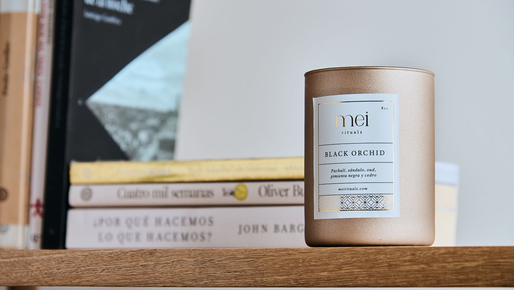 Vela Black Orchid de Mei Rituals sobre estante de madera, con notas de pachulí, sándalo, oud y pimienta negra
