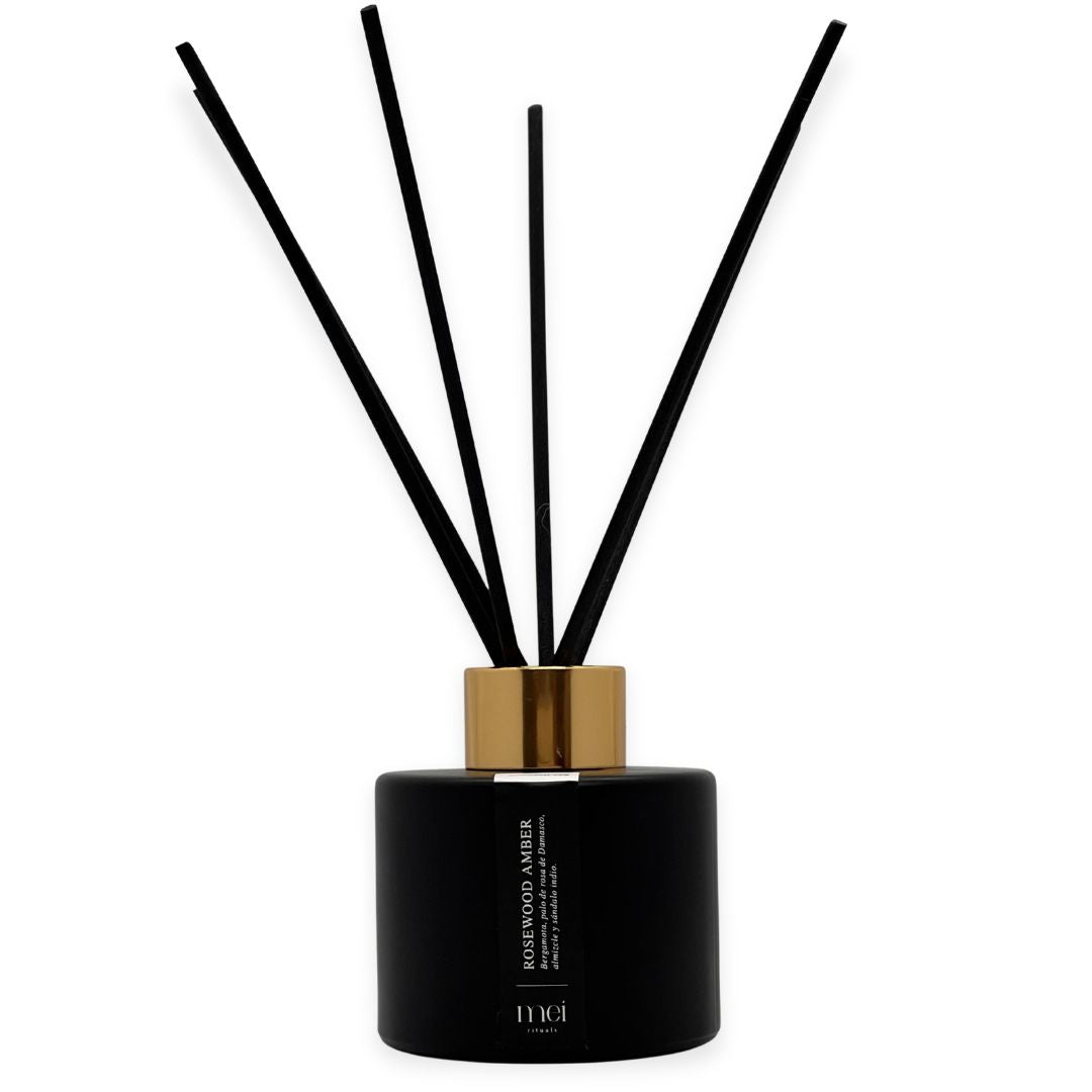 Difusor de fragancia Rosewood Amber de Mei Rituals con notas de palo de rosa de Damasco, ámbar, bergamota, almizcle y sándalo indio.
