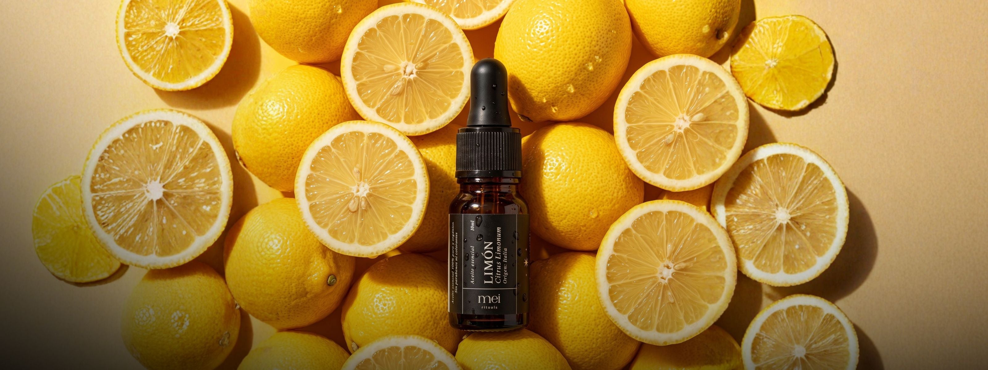 aceite esencial de limon de sicilia italia premiun en fondo de limones amarillos, disponible en colombia, medellin