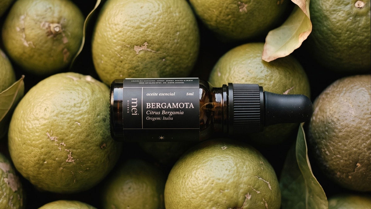 Aceite esencial de bergamota de Mei Rituals sobre bergamotas verdes, guía para saber si un aceite esencial es puro