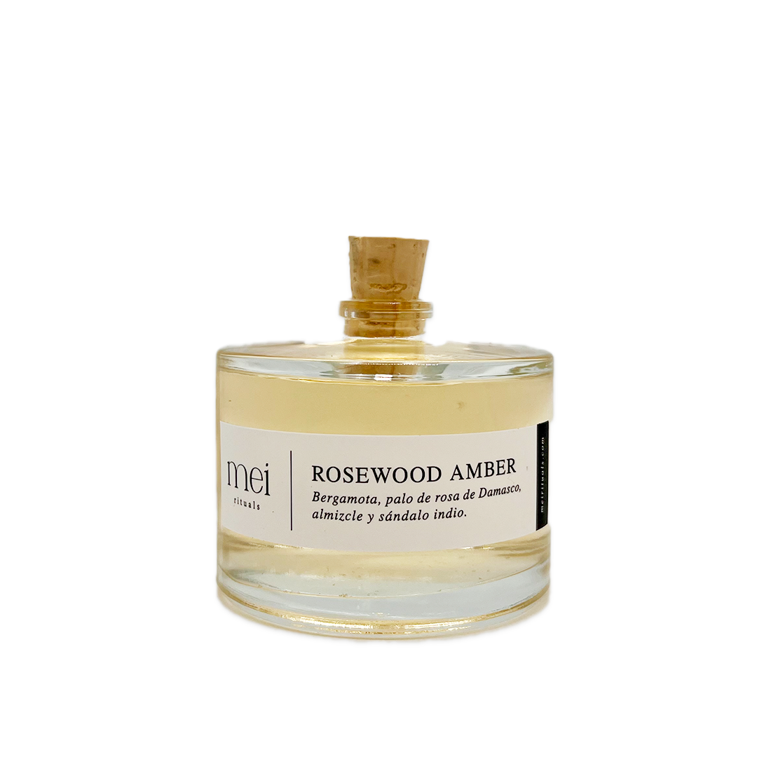 Difusor de fragancia Rosewood Amber de Mei Rituals con notas de palo de rosa de Damasco, ámbar, bergamota, almizcle y sándalo indio.