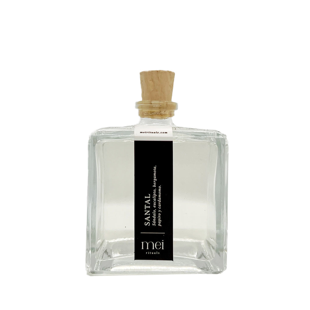 Difusor de fragancia Santal de Mei Rituals con notas de eucalipto, bergamota, papiro, cardamomo, ámbar, violeta, sándalo, almizcle y cuero.