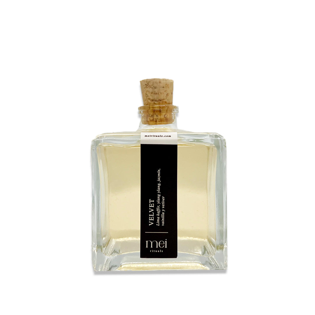 Difusor de fragancia Velvet de Mei Rituals con notas de ylang ylang, lima kaffir, jazmín, vainilla y vetiver.