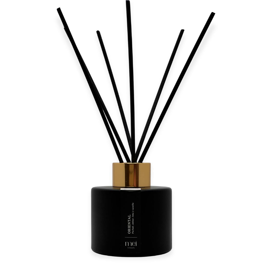 Difusor Oriental de Mei Rituals con notas de pachulí, ámbar, vainilla y lima.