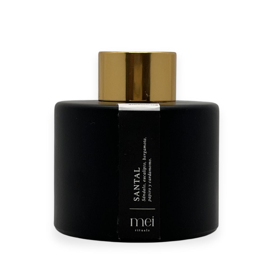 Difusor de fragancia Santal de Mei Rituals con notas de eucalipto, bergamota, papiro, cardamomo, ámbar, violeta, sándalo, almizcle y cuero.