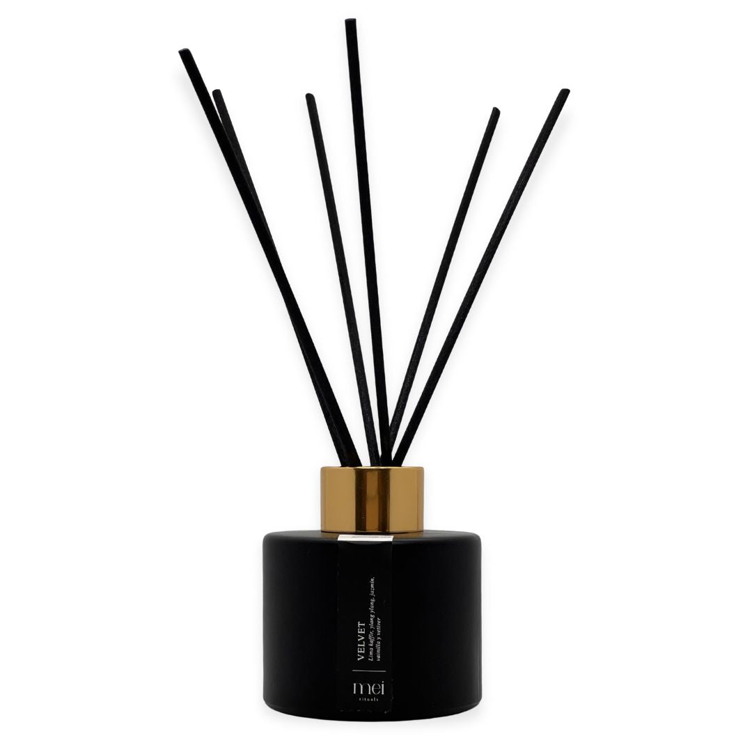Difusor de fragancia Velvet de Mei Rituals con notas de ylang ylang, lima kaffir, jazmín, vainilla y vetiver. Con varas sintéticas